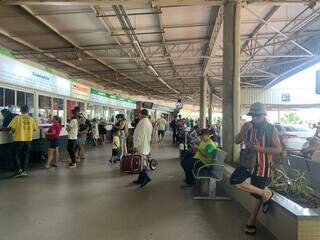 Movimento grande em frente aos guichês das empresas de ônibus (Foto: Dayene Paz)