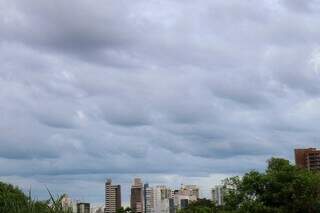 Céu nublado em Campo Grande na manhã desta terça-feira (Foto: Henrique Kawaminami)