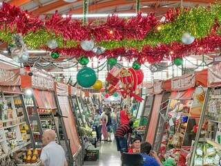 Corredores estão decorados com enfeites natalinos nesta terça-feira. (Foto: Marcos Maluf)