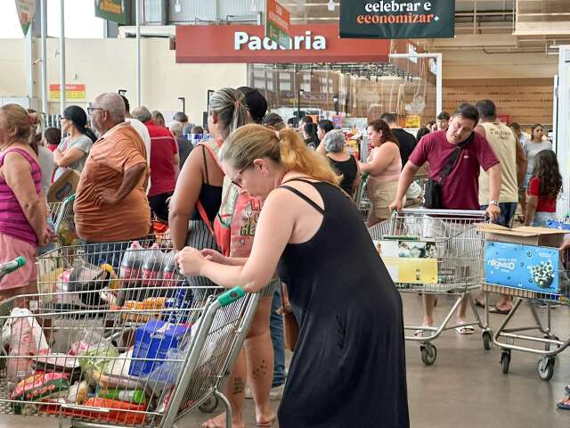 Sempre a mesma coisa: V&eacute;spera de Natal lota mercados e fila demora 40 minutos