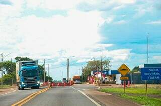 Posto da Polícia Rodoviária Federal, na BR-163, saída para Anhanduí (Foto: Juliano Almeida/Arquivo)