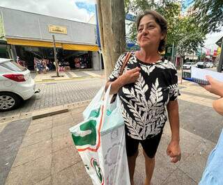 Rita segurando sacola com boneca que presenteará sua neta (Foto: Marcos Maluf)