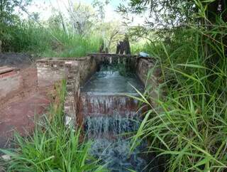 Córrego no município de Deodápolis. (Foto: Divulgação/Polícia Militar Ambiental)