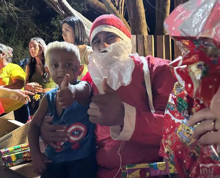 Jantar e Papai Noel animam Natal de crianças de comunidade