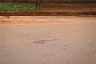 Sangue da vítima ficou na rua onde ela foi assassinada (Foto: Henrique Kawaminami)