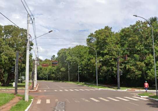 Motoqueiro &eacute; socorrido em estado grave ao bater em carro na Vila Popular