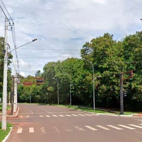 Motoqueiro &eacute; socorrido em estado grave ao bater em carro na Vila Popular