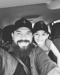 Diego e Benjamin Quintana, pai e filho no interior de um veículo (Foto: Reprodução/Facebook)