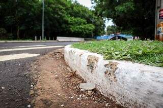 Sinais do acidente no cruzamento da José Barbosa Rodrigues com a Rua das Competições (Foto: Henrique Kawaminami)