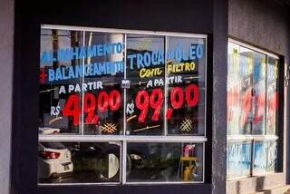 Fachada da loja de pneus anuncia promoções. (Foto: Henrique Kawaminami)