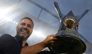 Técnico Artur Jorge levantando a taça de campeão brasileiro (Foto: Vítor Silva/Botafogo) 