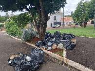 Moradores reclamam de lixo deixado por feira há 3 dias 