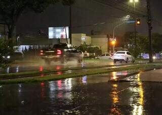 Veículos trafegam sob chuva na véspera de Natal, na Avenida Afonso Pena (Foto: Osmar Daniel).