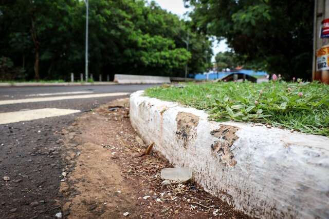 Motoqueiro &eacute; socorrido em estado grave ao bater em carro na Vila Popular