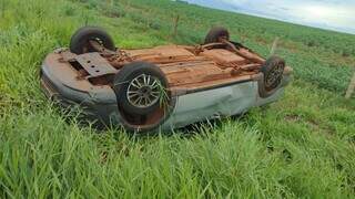 Carro capotado depois de ser furtado em Sidrolândia. (Foto: Babalizando MS)