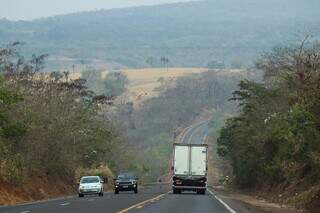 Veículos trafegando pela BR-163 (Foto: Arquivo Campo Grande News)