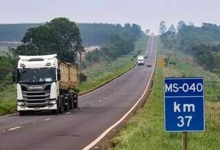 Veículos em trecho da MS-040, que é mais uma rodovia estadual com trecho sem acostamento. (Foto: Edemir Rodrigues)