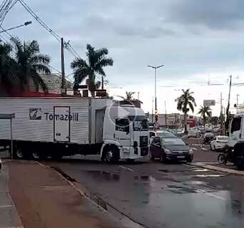 Caminhão-baú tem problema técnico e atrapalha trânsito na Avenida Zahran 