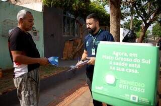 Homem recebe delivery de medicamentos do SUS gratuitamente em MS (Foto: Divulgação/SES)