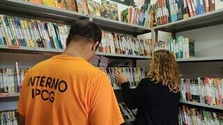 Interno escolhendo livro para iniciar leitura (Foto: Divulgação)