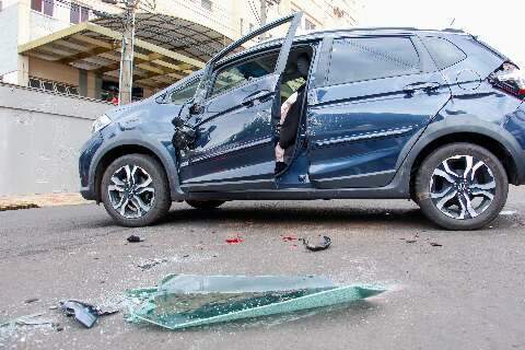 Idosa capota carro após ser atingida por Fiat Strada no Centro