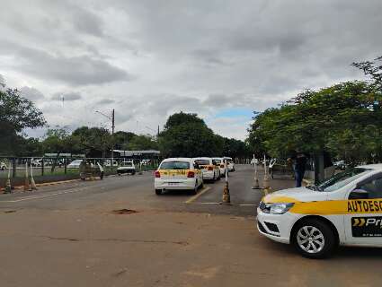 "Brasileiro é assim mesmo": condutores deixam exame no Detran para última hora