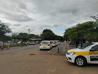 Fila de carros aguardando para realização de prova (Foto: Clara Farias)