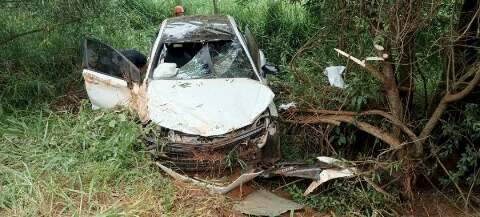 Carro fica totalmente destruído em acidente entre 3 veículos 