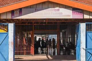 Fachada da Escola Municipal Antônio José Paniago, que fica no Bairro Jardim Itamaracá, na Capital (Foto: Henrique Kawaminami/Arquivo).