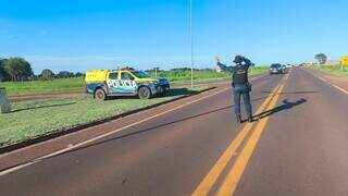 Policial militar durante fiscalização em rodovia de MS (Foto: Divulgação/PMR)