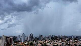 Nuvens de chuva no céu de Campo Grande (Foto: Osmar Veiga/Arquivo)