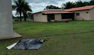 Corpo da vítima coberto em propriedade de Corumbá. (Foto: Diário Corumbaense)