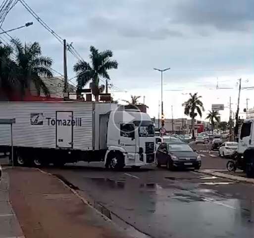 Caminh&atilde;o-ba&uacute; quebra e causa caos no tr&acirc;nsito da Avenida Zahran 