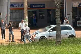 Idoso foi parar em cima de carro depois de atropelamento. (Foto: Babalizando MS)