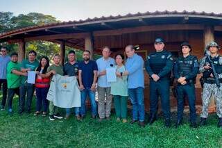 Lideranças indígenas de Nhanderu Marangatu junto à fazendeira Roseli Ruiz, que assinou a entrega da fazenda (Foto: Reprodução/Famusul).