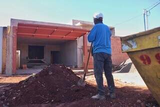 Homem trabalha em obra de residência em Campo Grande (Foto: Paulo Francis/Arquivo)