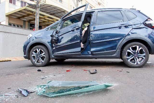 Carro capota ap&oacute;s bater em outro ve&iacute;culo no Centro e idosa fica ferida