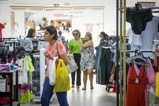 Movimento de consumidoras dentro de loja de roupas na Rua 14 de Julho. (Foto: Henrique Kawaminami)