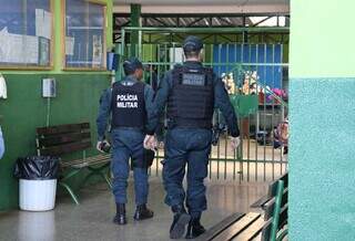 Policiais militares entrando na Escola Estadual Elvira Mathias de Oliveira, para evitar briga de alunos (Foto: Osmar Veiga)