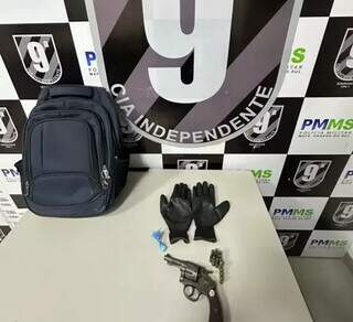 Mochila, arma, munições e luva encontradas com dupla. (Foto: Divulgação)