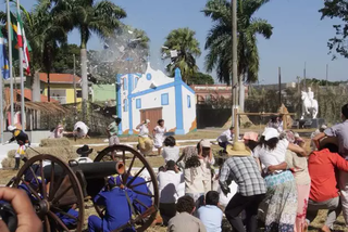 Explosão da igreja em Nioaque, um dos momentos da encenação da Retirada da Laguna. (Chico Ribeiro)