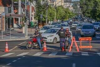 Interdição na Rua Barão do Rio Branco com a Pedro Celestino (Foto: Marcos Maluf)