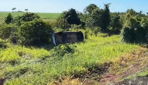 Casal é socorrido após carro sair da pista e capotar às margens de rodovia