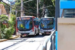 Ônibus estão parando do outro lado da Rui Barbosa para pegar passageiros (Foto: Henrique Kawaminami)