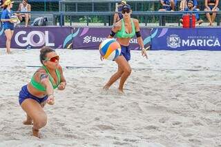 Ana Bia fazendo defesa em jogo de vôlei de praia ao lado da dupla Julhia Perandre (Foto: Acervo Pessoal)