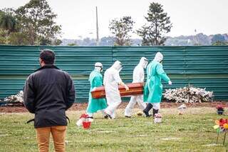 Enterro de corpo durante a pandemia da covid-19, em Campo Grande (Foto: Henrique Kawaminami)