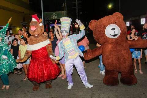 Sábado tem Parada Natalina e última edição do ano do Baile Charme 