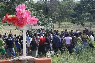 Velório de Oziel Gabriel, indígena terena morto em 2013 durante cumprimento de ordem judicial de reintegração de posse na fazenda Buriti (Foto: Arquivo/Marcos Ermínio).