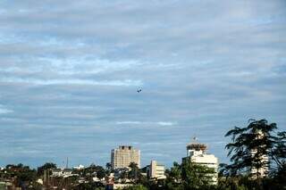 Céu de Campo Grande na manhã desta sexta-feira (Foto: Henrique Kawaminami)