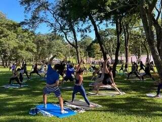 Grupo realiza alongamento na região central de Campo Grande. (Foto: Divulgação)